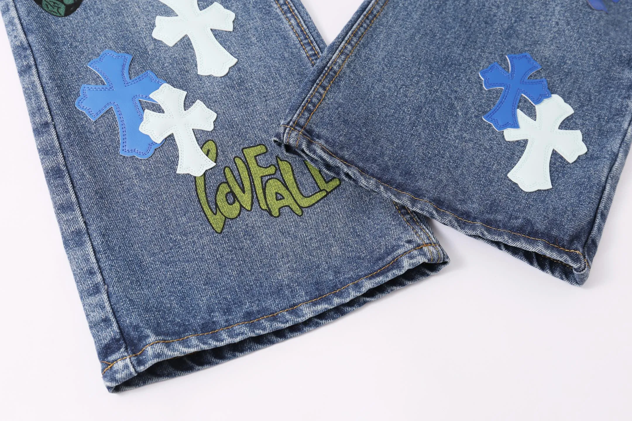 P260 Style No.: H885 Crow Heart & 𝐂𝐡𝐫𝐨𝐦𝐞 𝐇𝐞𝐚𝐫𝐭 ss25 new graffiti letters blue and white cross leather couple style loose washed micro-flared jeans. Styles with different washed textures are very friendly to people with thin legs. The micro-flared version perfectly modifies the leg shape. The timeless and moderate length makes it easy to match and match. It is the basis for various styles and is a must-have in your wardrobe! The fabric is stiff but also makes the upper body soft without losing texture. The washing process is even more perfect. It is a must-have item for everyone! ! ! Washed wheat, hang tag, pants label, three labels complete Color: blue Size: 28-30-32-34-36